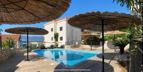 Day, Pool view