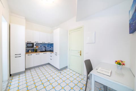 Kitchen or kitchenette, Dining area, stove