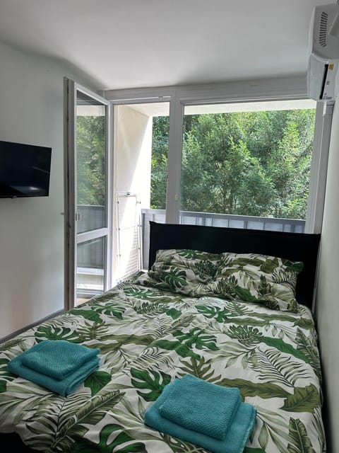 Bed, TV and multimedia, Photo of the whole room, Bedroom, towels