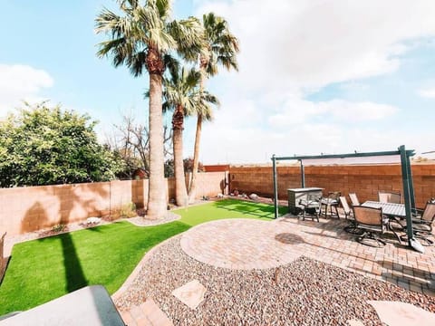 Luxury Pool Home! Amazing Back Yard Oasis Villa in Avondale