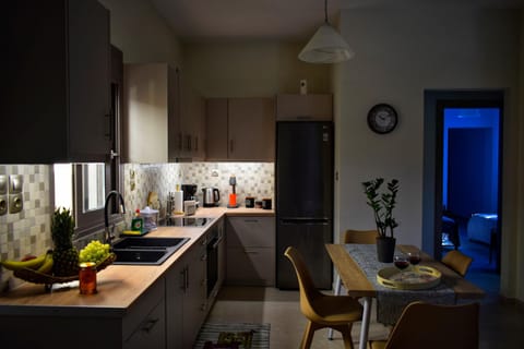Kitchen or kitchenette, Living room, Seating area, Dining area, minibar, oven, pet friendly, stove