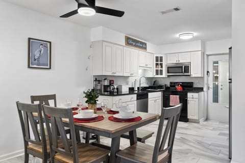 Kitchen or kitchenette, Dining area, dishwasher, fireplace, minibar, oven, pet friendly, stove, toaster