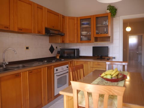 Kitchen or kitchenette, Dining area, minibar, pet friendly, stove, toaster