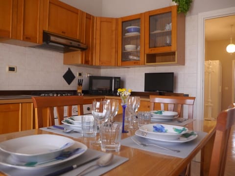 Kitchen or kitchenette, Dining area, minibar, pet friendly