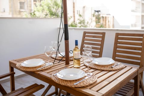 Day, Food and drinks, Dining area, Food, Drinks, Alcoholic drinks
