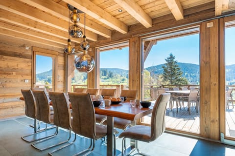 Natural landscape, View (from property/room), Balcony/Terrace, Dining area, Mountain view