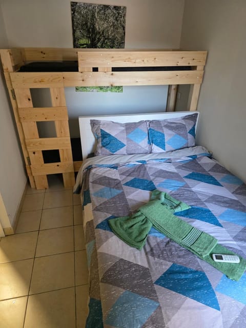 Bed, Photo of the whole room, Bedroom, bunk bed, towels