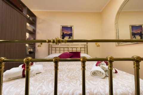 Bed, towels