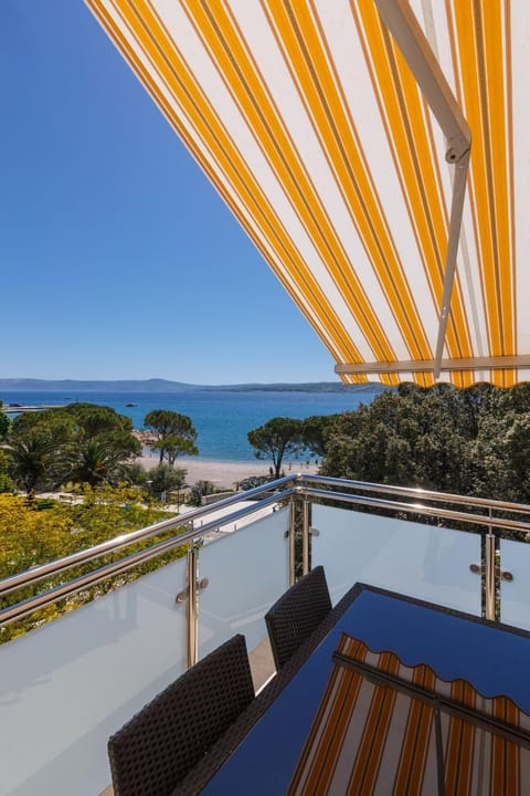 Day, Natural landscape, View (from property/room), Balcony/Terrace, Dining area, Sea view