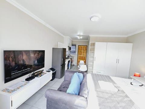 Communal lounge/ TV room, Bed, TV and multimedia, Kitchen or kitchenette, Living room, Photo of the whole room, Seating area, Evening entertainment, Bedroom