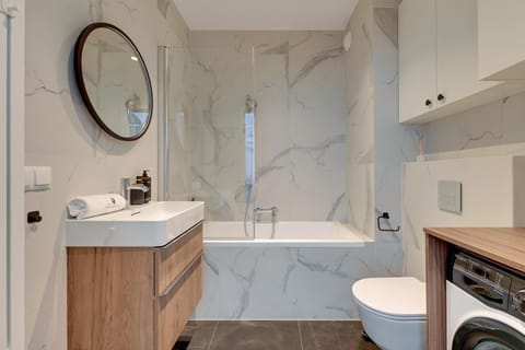 Toilet, Bathroom, Bath, towels, washing machine