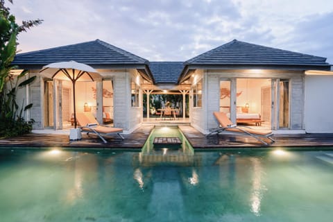 Property building, Patio, Day, Garden, Garden view, Pool view, Swimming pool, sunbed