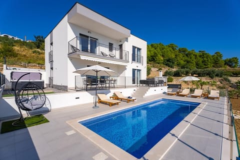 Swimming pool, air conditioner
