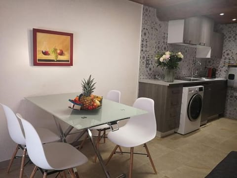 Kitchen or kitchenette, Living room, Seating area, Dining area, minibar, stove, washing machine