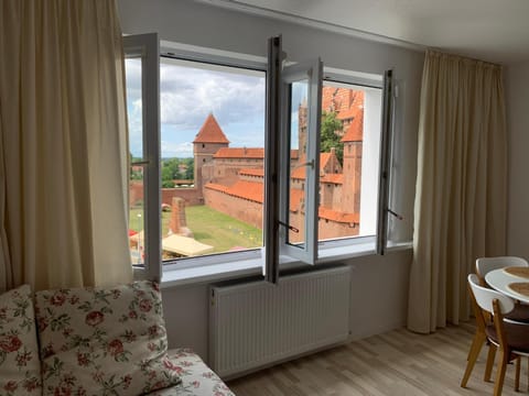 View (from property/room), Living room, Landmark view