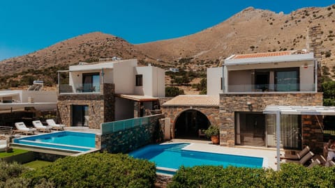 Property building, Natural landscape, Balcony/Terrace, Mountain view, Swimming pool