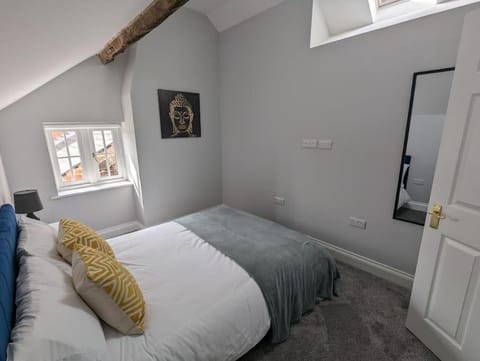 31 High Street - Modern & Stylish 2-bed Apartment - inc parking Apartment in Daventry District