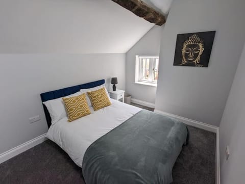 31 High Street - Modern & Stylish 2-bed Apartment - inc parking Apartment in Daventry District