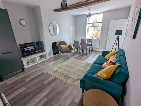 31 High Street - Modern & Stylish 2-bed Apartment - inc parking Apartment in Daventry District