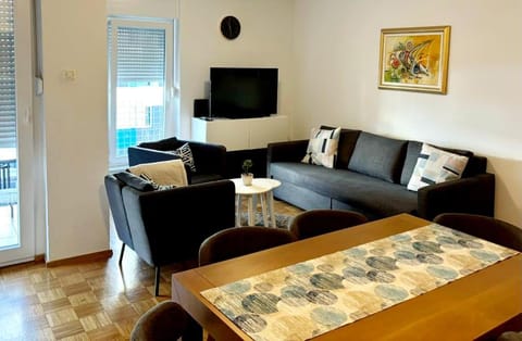 Communal lounge/ TV room, TV and multimedia, Living room, Seating area, Evening entertainment