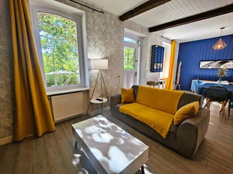 Property building, TV and multimedia, Living room, air conditioner