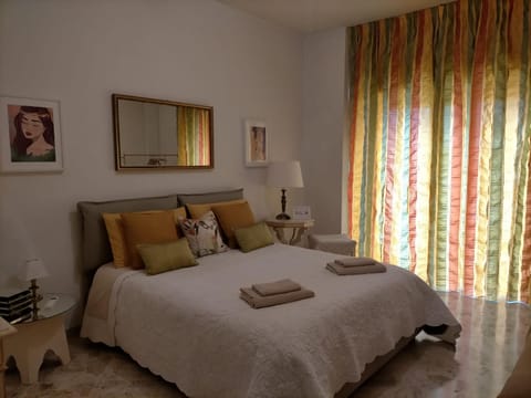 Photo of the whole room, Bedroom, towels