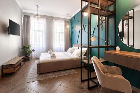 Bed, TV and multimedia, Photo of the whole room, Seating area, Bedroom