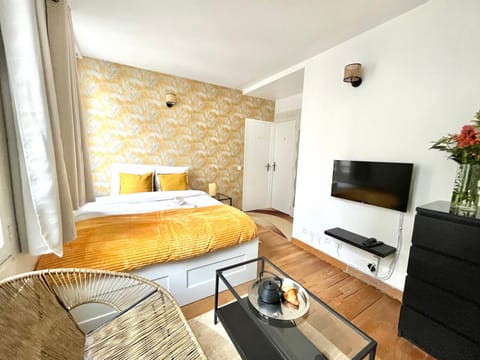 TV and multimedia, Photo of the whole room, Bedroom