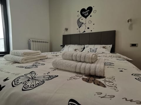 Bed, Photo of the whole room, Bedroom, towels