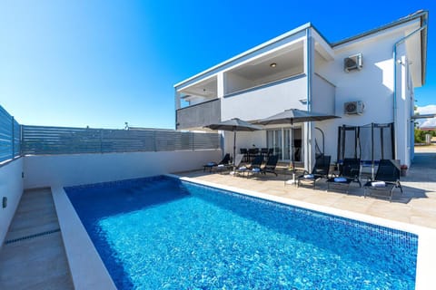 Property building, Patio, Day, Balcony/Terrace, Swimming pool, sunbed