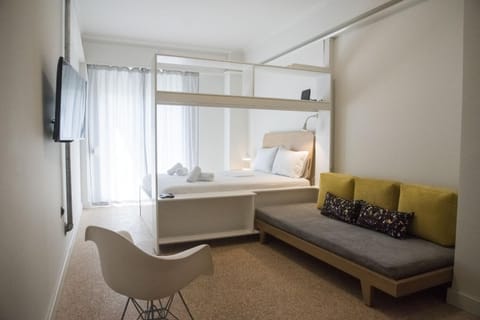 Bed, TV and multimedia, Seating area