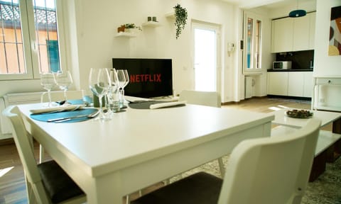 TV and multimedia, Living room, Seating area, Dining area