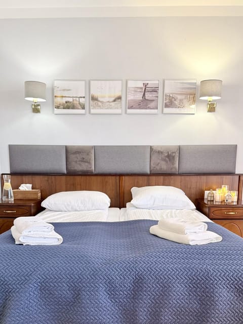 Bed, Bedroom, towels