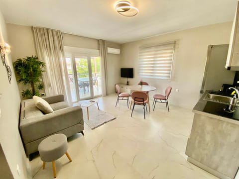 TV and multimedia, Kitchen or kitchenette, Living room, Seating area, Dining area