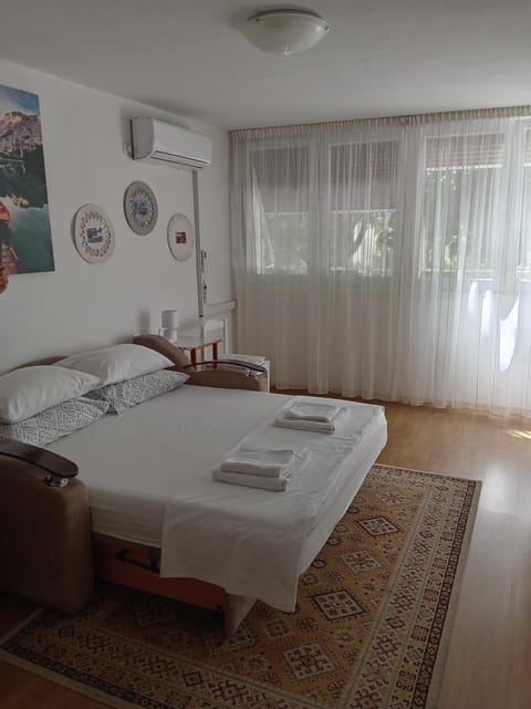 Bed, Living room