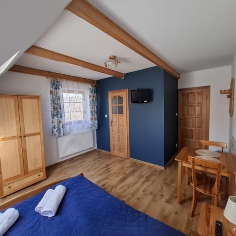 Bed, TV and multimedia, Photo of the whole room, towels, wardrobe