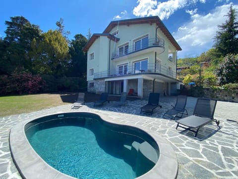 Property building, Day, Garden, Garden view, Swimming pool, Swimming pool, sunbed