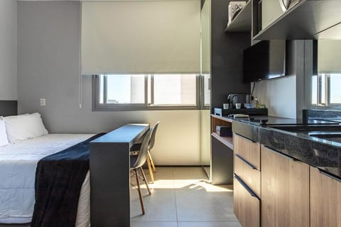 Kitchen or kitchenette, minibar, stove