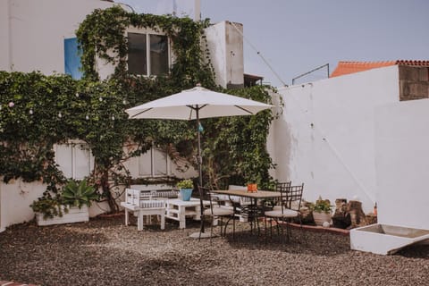 Property building, Patio, Day, Natural landscape, Garden, Dining area