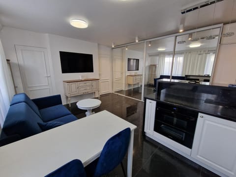 TV and multimedia, Living room, locker