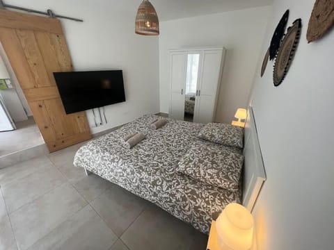 Bed, TV and multimedia, Photo of the whole room, Bedroom, wardrobe