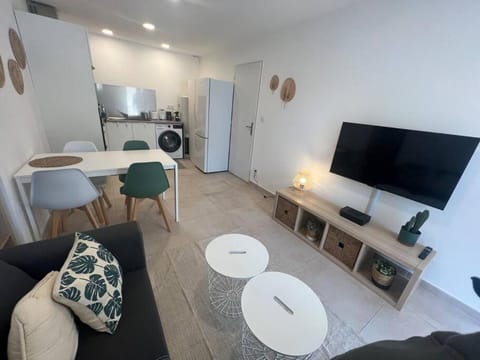 Communal lounge/ TV room, TV and multimedia, Kitchen or kitchenette, Living room, Seating area, Dining area, minibar, pet friendly, stove, washing machine