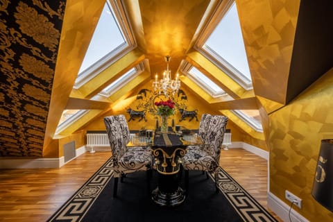 Seating area, Dining area