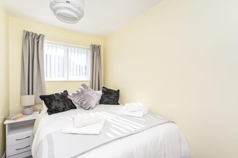 Bed, Other, Photo of the whole room, Bedroom, towels