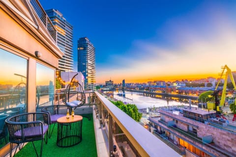 View (from property/room), Balcony/Terrace, City view, Lake view, River view