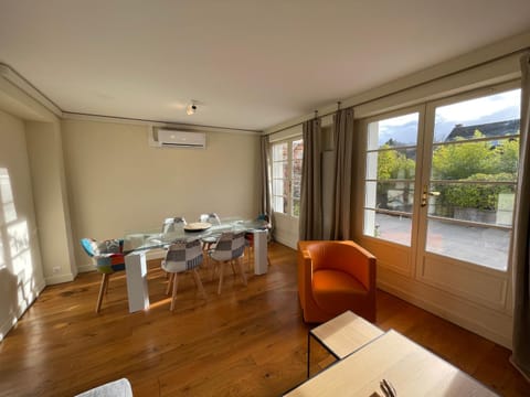 Living room, Seating area, Dining area, air conditioner