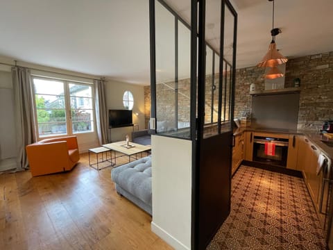 TV and multimedia, Kitchen or kitchenette, Living room, Seating area