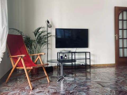 Communal lounge/ TV room, TV and multimedia, Living room, Seating area, Evening entertainment