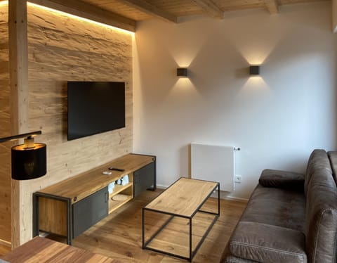 TV and multimedia, Living room, Seating area, Evening entertainment