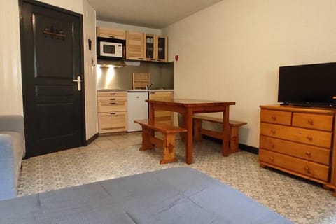 Kitchen or kitchenette, Dining area, stove